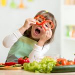 4 τοξικές φράσεις που βλάπτουν τη σχέση του παιδιού με το φαγητό