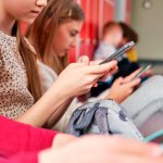 Χρήση smartphone μέχρι 60΄ από τους μαθητές «επιτρέπει» νέα μελέτη