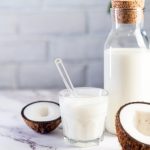 Θερμίδες και 6 οφέλη υγείας από το γάλα καρύδας