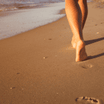 Τι παθαίνει το δέρμα όταν περπατάμε ξυπόλητοι στην άμμο