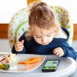Από τι κινδυνεύουν τα παιδιά που παίζουν με το κινητό στο φαγητό