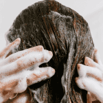 10 λάθη που κάνουμε όταν λούζουμε τα μαλλιά μας