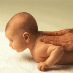 Βρεφικό μασάζ: Ξέρεις πόσο καλό κάνει στο μωρό σου;