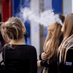 Καπνιστές γονείς κάνουν ατμιστές παιδιά σύμφωνα με έρευνα