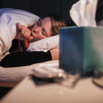 Ιώσεις: Γιατί επιδεινώνονται τη νύχτα τα συμπτώματα