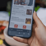 «Smartphone pinky»: Η άγνωστη πάθηση που προκαλεί το κινητό