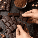 Ουσία στη μαύρη σοκολάτα μπορεί να επιβραδύνει τη γήρανση – Τι έδειξε έρευνα