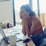 Ψηφιακή κόπωση: Όταν η οθόνη μάς εξαντλεί