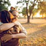Η αγκαλιά μπορεί να συμβάλει στη μακροπρόθεσμη ρύθμιση του στρες