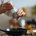 Πώς να μαγειρεύεις με λιγότερο αλάτι χωρίς να θυσιάζεις τη γεύση