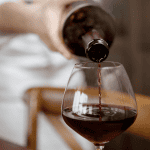 Βρετανική έρευνα «εξισώνει» το κρασί με το κάπνισμα