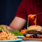 Πώς να επανέλθεις και να κάνεις αποτοξίνωση μετά από μεγάλο φαγοπότι