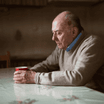 Η μοναξιά των ηλικιωμένων αυξάνει τον κίνδυνο άνοιας