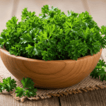 Κι όμως, ο μαϊντανός μπορεί να βοηθήσει στην πρόληψη της οστεοπόρωσης