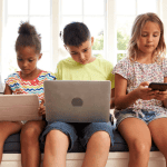 Πώς ο χρόνος μπροστά στην οθόνη επηρεάζει τις διατροφικές συνήθειες και την υγεία των παιδιών μας