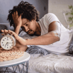 Γιατί το ξύπνημα με ξυπνητήρι κάνει κακό στην υγεία μας