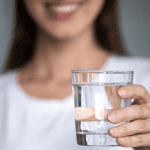 Γιατί πρέπει να πίνεις ένα ποτήρι νερό μόλις ξυπνάς το πρωί