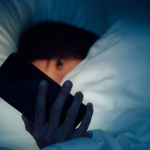 Κινητά και tablet καταστρέφουν τον ύπνο μας