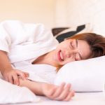 Γιατί τρίζουμε τα δόντια μας στον ύπνο χωρίς να το καταλαβαίνουμε