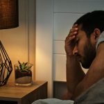 Τι είναι αυτό το «πέταγμα» που νιώθουμε λίγο πριν κοιμηθούμε;
