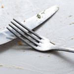 Τι συμβαίνει στον οργανισμό όταν τρώμε πολύ αργά το βράδυ