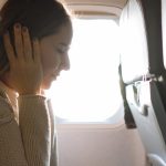 Γιατί βουλώνουν τα αυτιά μας όταν ταξιδεύουμε με αεροπλάνο;