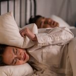 Τι προκαλεί το ροχαλητό και πότε χρειάζεται προσοχή;