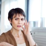 Γιατί μερικές φορές ακούμε τον σφυγμό μας χωρίς να αγγίζουμε τον λαιμό;