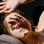 Γιατί μας ενοχλεί περισσότερο το φως όταν έχουμε πονοκέφαλο