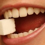 Γιατί τα δόντια μπορεί να πονάνε όταν τρώμε κάτι πολύ γλυκό