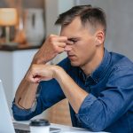Γιατί τα μάτια μας κουράζονται όταν κοιτάζουμε οθόνες
