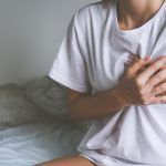 Γιατί μερικές φορές νιώθουμε την καρδιά μας να χτυπά πιο δυνατά χωρίς να χτυπά πιο γρήγορα;