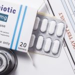 Πώς η αντιβιοτική αντοχή δυσκολεύει τη θεραπεία των λοιμώξεων